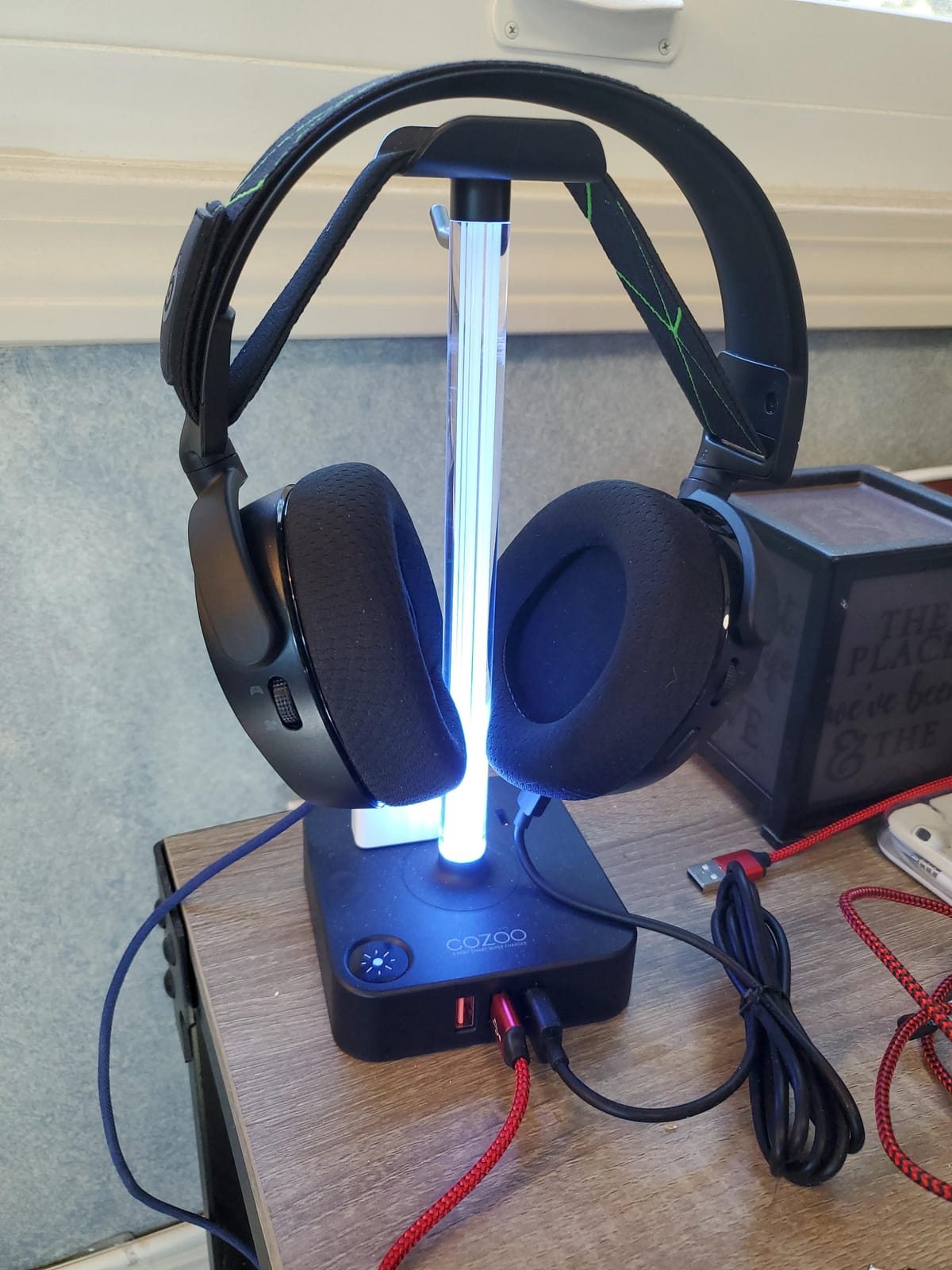 cozoo Headphone Stand with Charger for Desk, Gifts for Gamers Men, Black customer photo 1