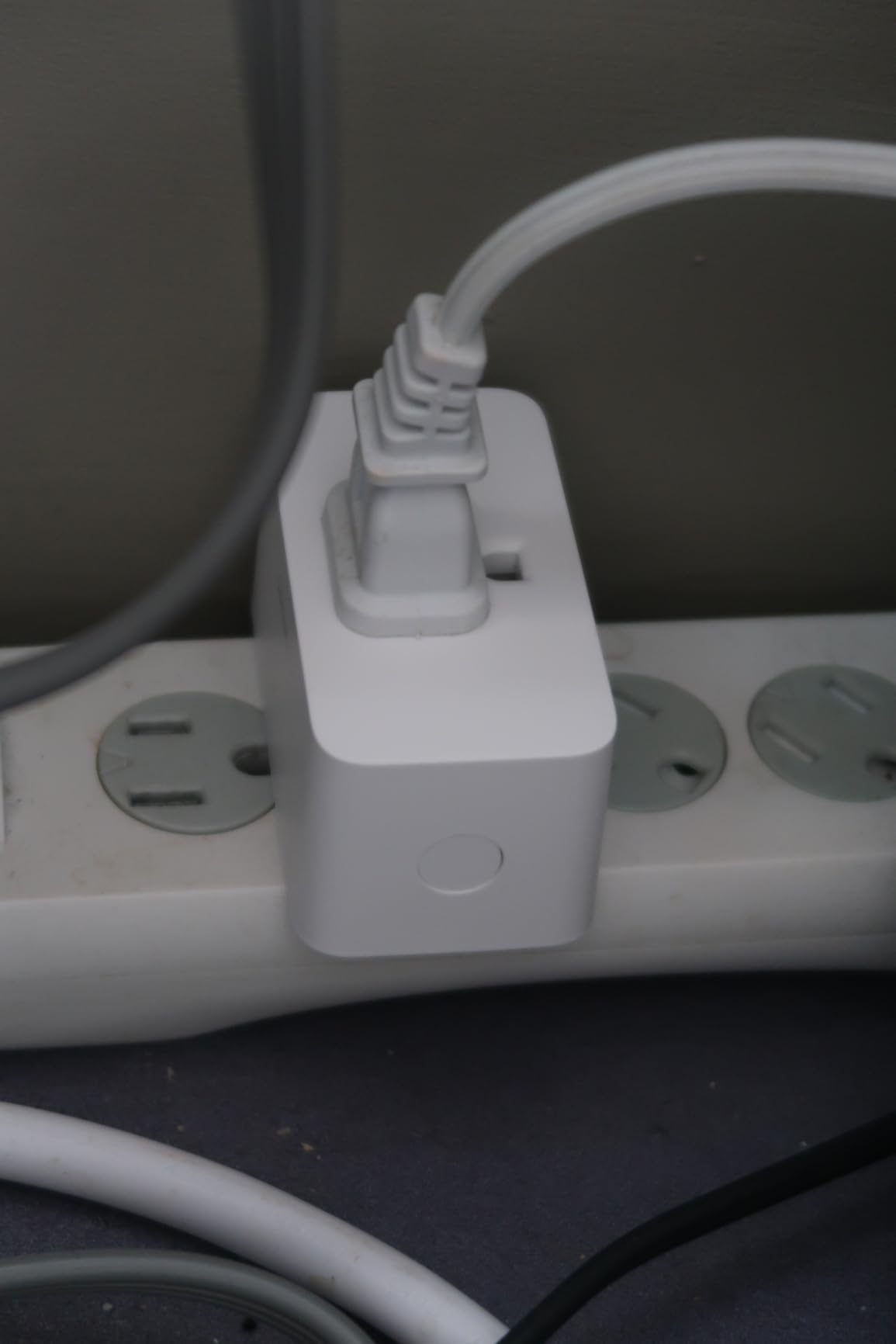 Philips Hue Smart Plug, White - 1 Pack - Turns Any Light Into a Smart Light - Control with Hue App - Compatible with Alexa, Google Assistant, and Apple HomeKit customer photo 2