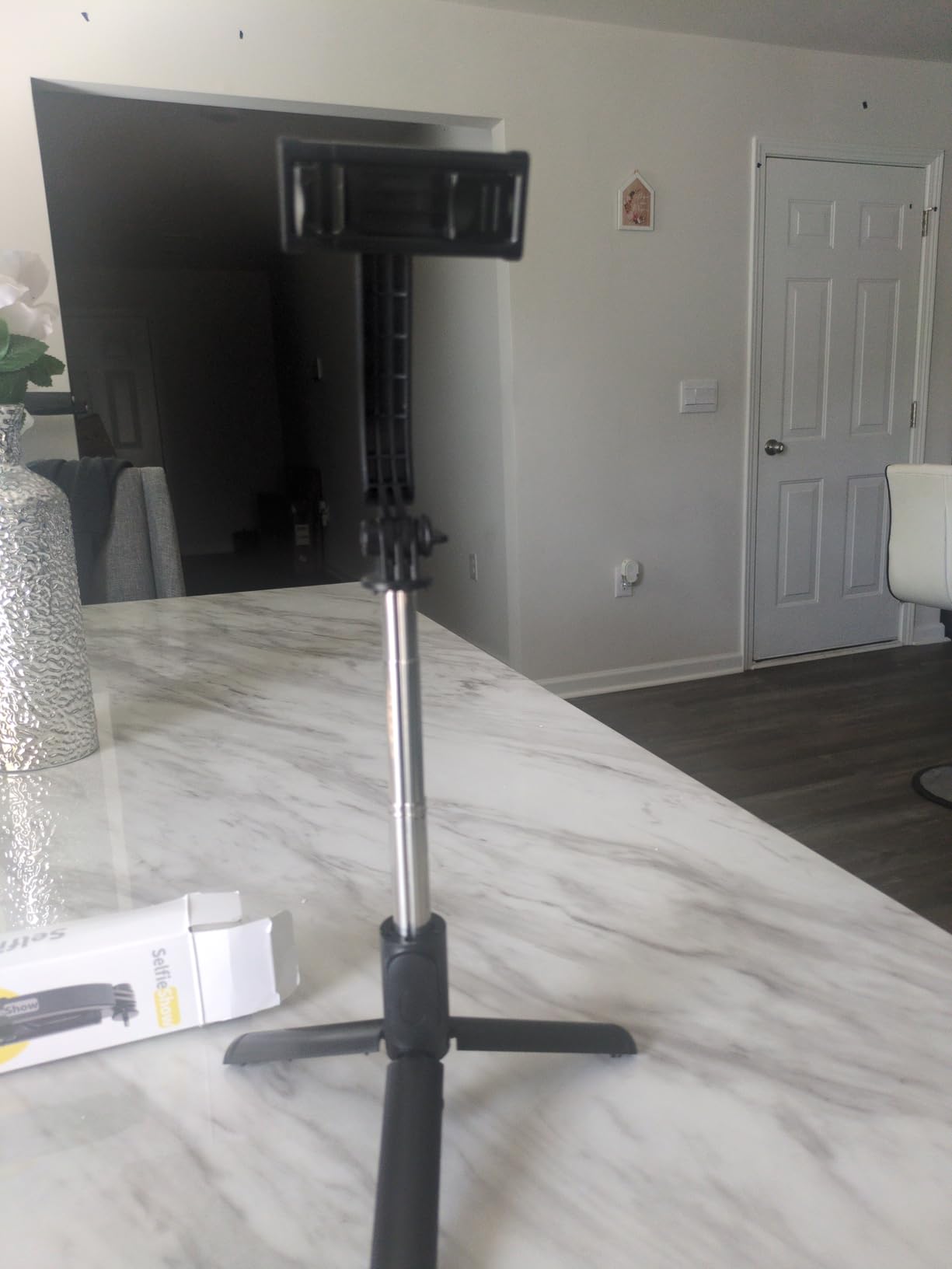SelfieShow Selfie Stick, Extendable Selfie Stick Tripod with Wireless Remote and Tripod Stand, Portable, Lightweight, Compatible with iPhone 17 16 15 14 13 12 Pro Xs Max/Samsung Smartphone and More customer photo 1