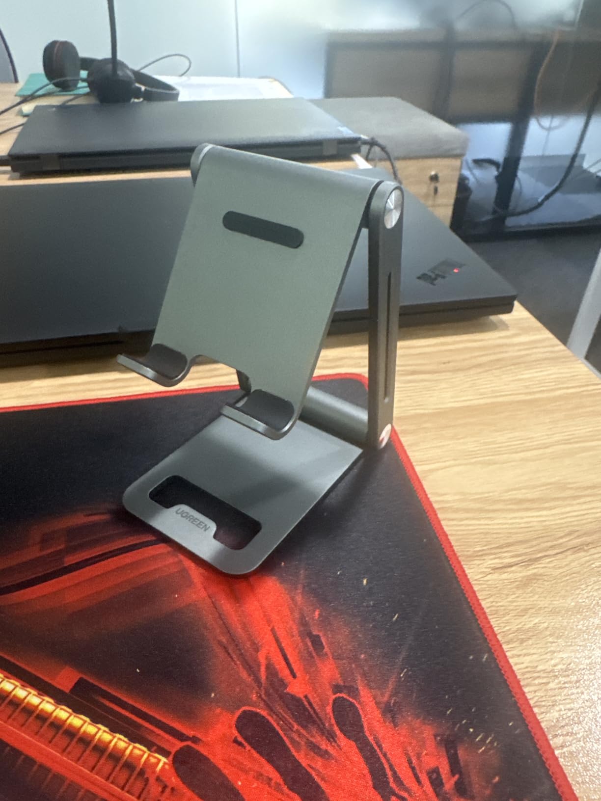UGREEN Phone Stand for Desk Cell Phone Holder Adjustable Compatible with iPhone 17 Air/16/15/14/13 Pro Max/12 Mini/11/XS Max/XR/X/Nintendo Switch, Aluminum Metal Desktop Stand Portable, Space Grey customer photo 1