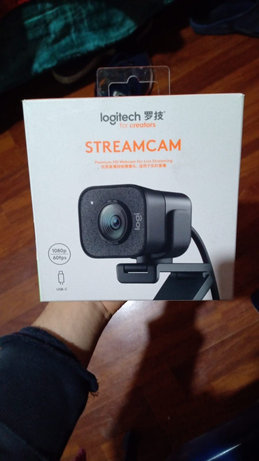 Logitech StreamCam Plus Webcam (Graphite) | Tripod mount customer photo 1