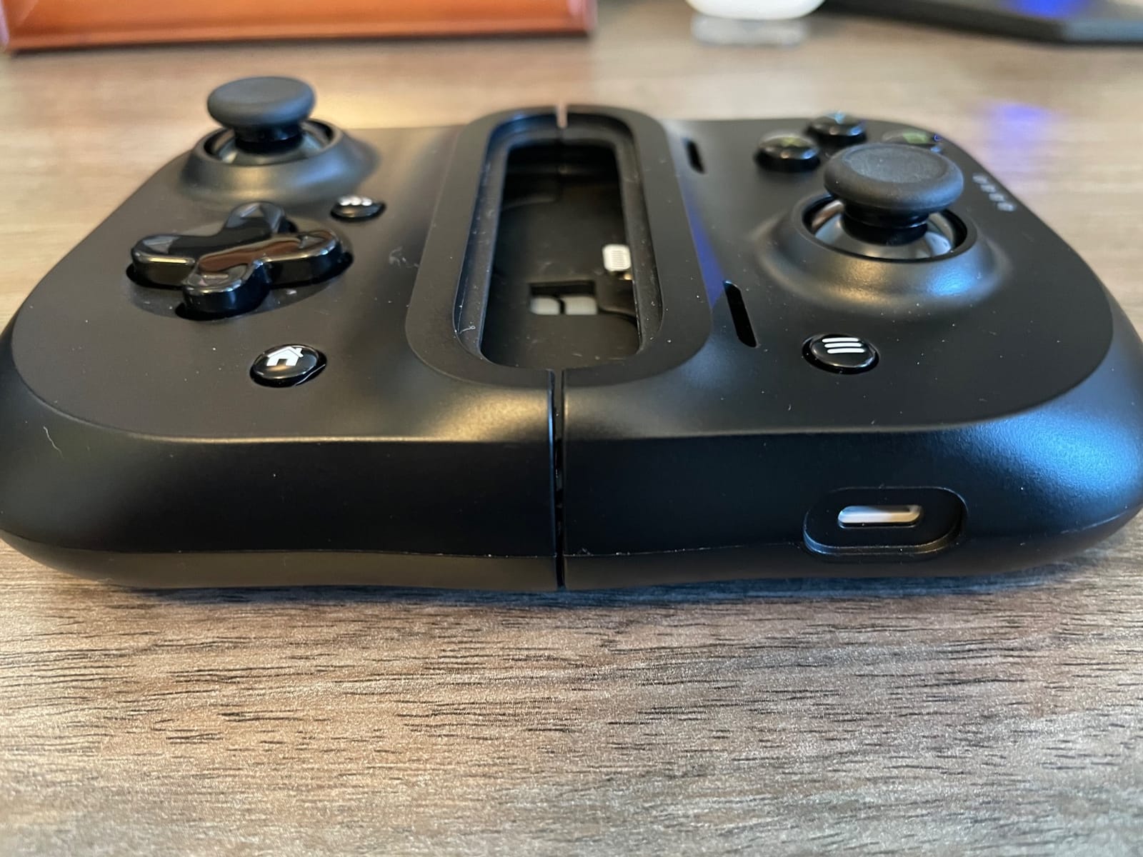 Razer Kishi Mobile Game Controller/Gamepad for iPhone iOS: Works with most iPhones – X, 11, 12, 13, 13 Max - Apple Arcade, Amazon Luna, Google Stadia - Lightning Port Passthrough - MFi Certified customer photo 1
