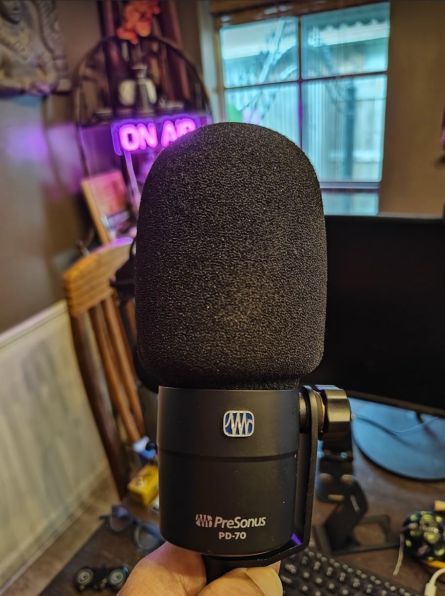 PreSonus PD-70 Dynamic Vocal Microphone for Broadcast, Podcasting, and Live Streaming customer photo 2
