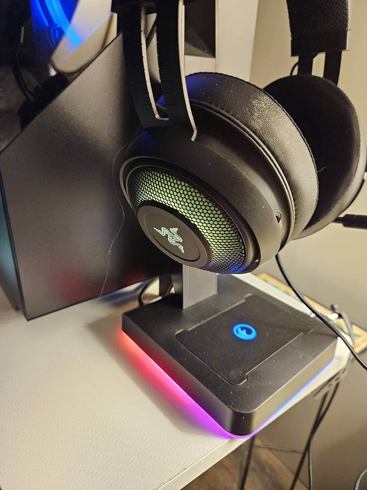 RGB Gaming Headset Stand with 2 USB Ports, Game Headphone Mount for PC, Xbox One, PS4, Switch, Earphone Holder Hanger, Great for Gaming Stations, Fancy Desk Gamer Accessories, Black customer photo 1
