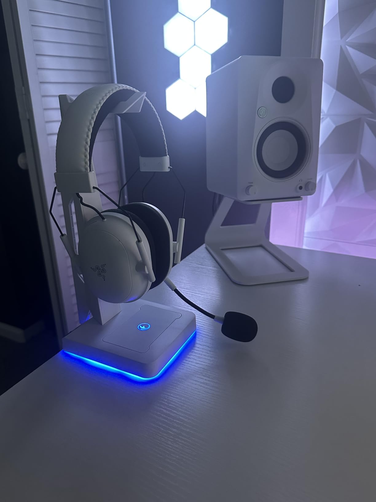 RGB Gaming Headset Stand with 2 USB Ports, Game Headphone Mount for PC, Xbox One, PS4, Switch, Earphone Holder Hanger, Great for Gaming Stations, Fancy Desk Gamer Accessories, Black customer photo 2