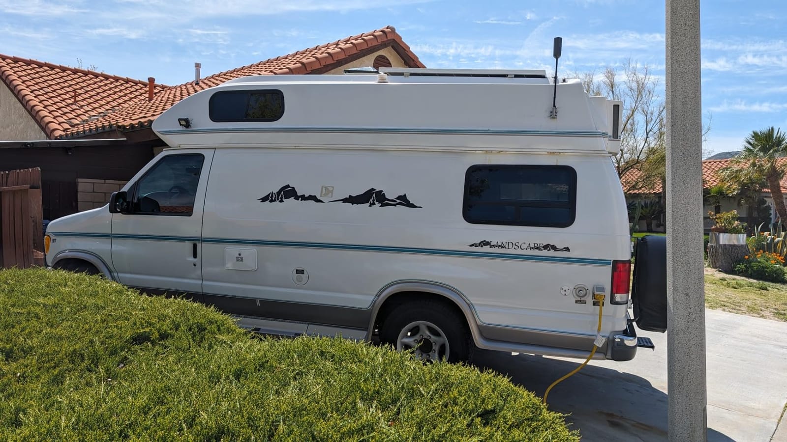 weBoost Drive Reach OTR - Cell Phone Signal Booster for Trucks and SUVs | Boosts 5G & 4G LTE for All U.S. Carriers - Verizon, AT&T, T-Mobile & more | Made in the U.S. | FCC Approved (model 477154) customer photo 1