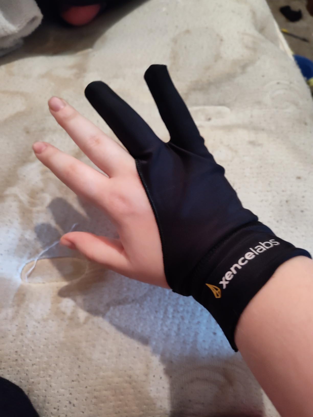 XENCELABS Drawing Glove, Breathable Artist Glove for Drawing Tablet, Two Fingers for Left Right Hand Black Size M customer photo 1