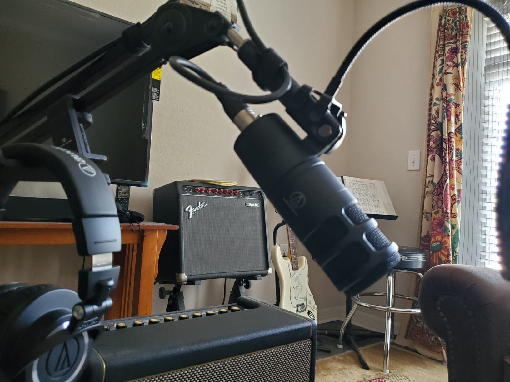 Audio-Technica AT2040 Hypercardioid Dynamic Podcast Microphone customer photo 2