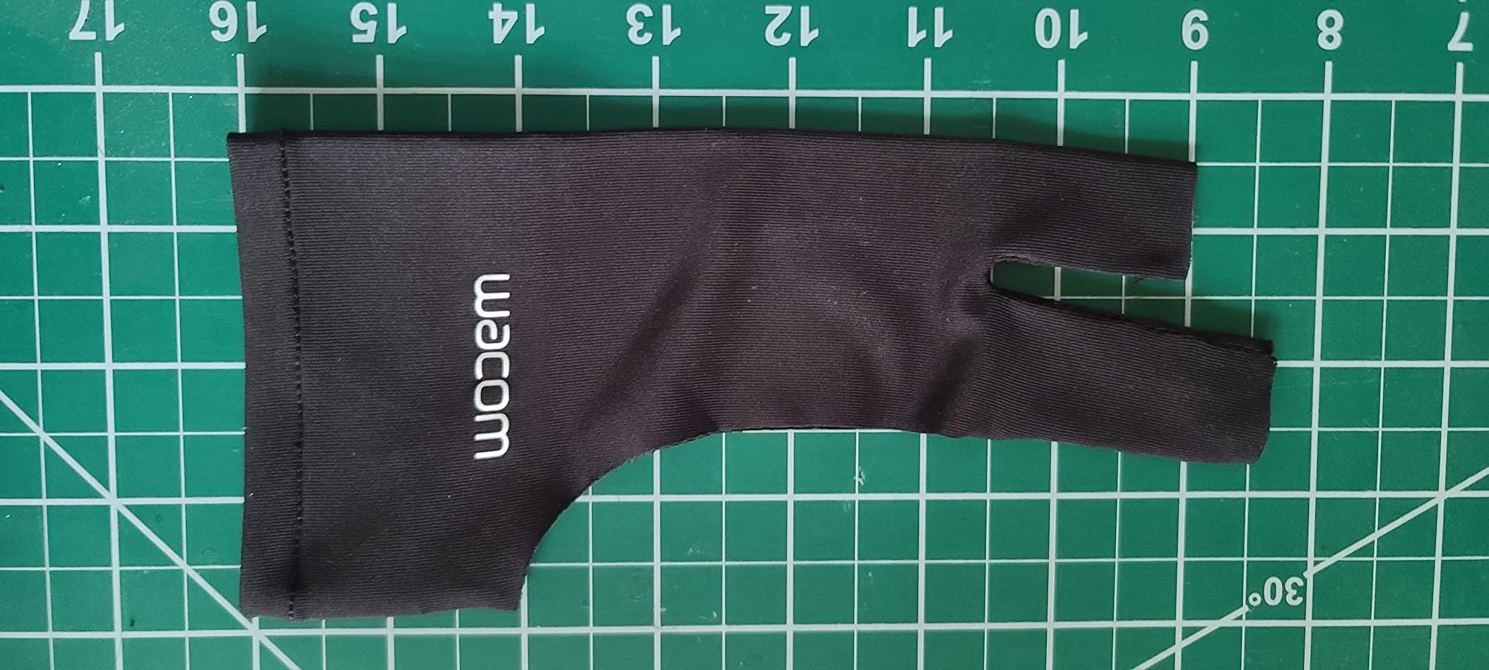 Wacom Artist Drawing Glove, One-Size, 1 Count customer photo 2