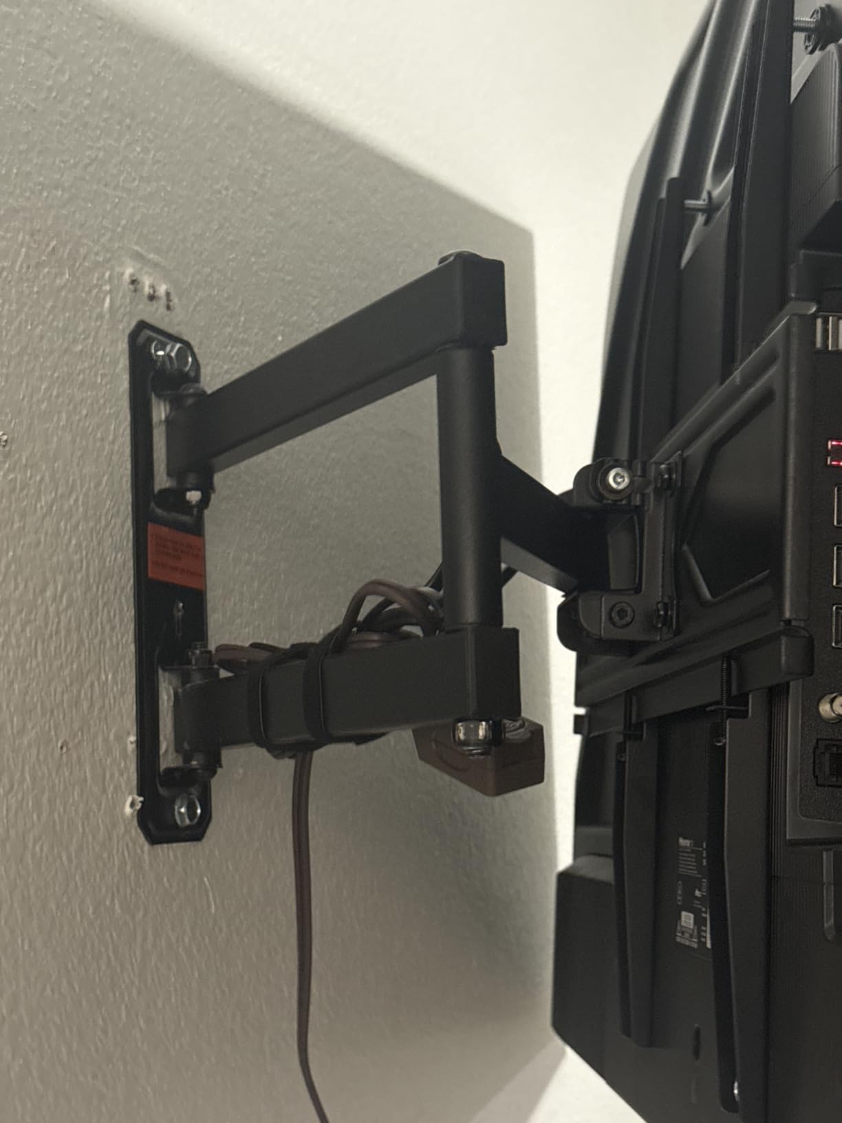USX MOUNT Full Motion TV Wall Mount for 42-82 Inch TVs up to 120lbs, Wall Mount TV Bracket with Articulating Swivel Tilt Extension Leveling, Max VESA 600x400mm Fits 12/16