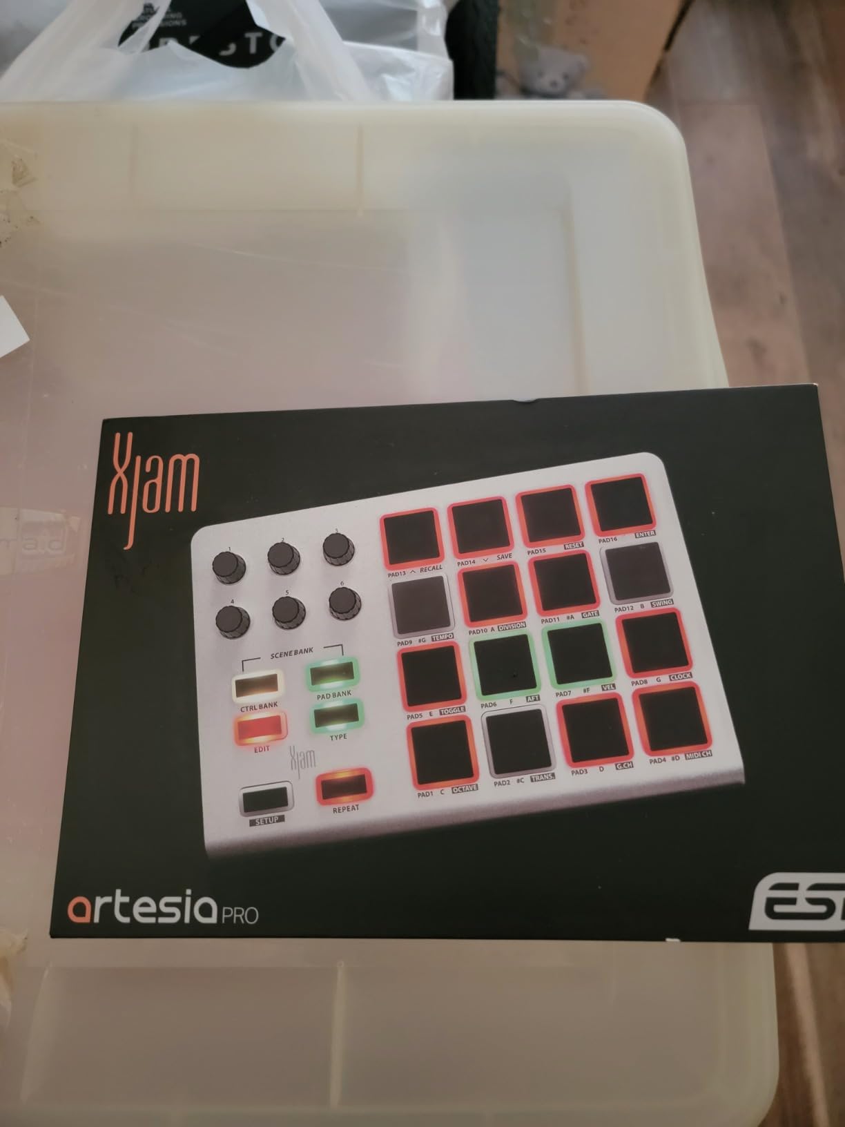 Xjam Mobile Studio MIDI Pad Controller - Apple-style ultra-thin aluminum frame, velocity-sensitive, polyphonic aftertouch, plug & play on iPad, iPhone, Mac, PC customer photo 2