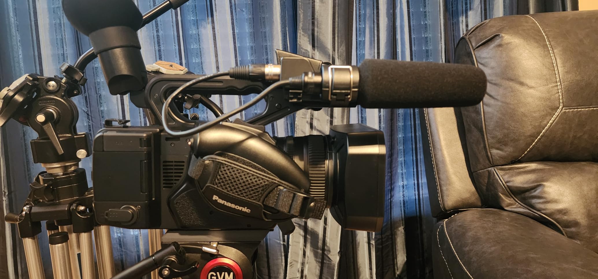 Panasonic Camcorder, Professional Quality 4K 60p, 1.0-inch Sensor, 24.5mm Wide-Angle Lens and Optical 20x Zoom, Great for News, Interviews, and Events - HC-X20 customer photo 2