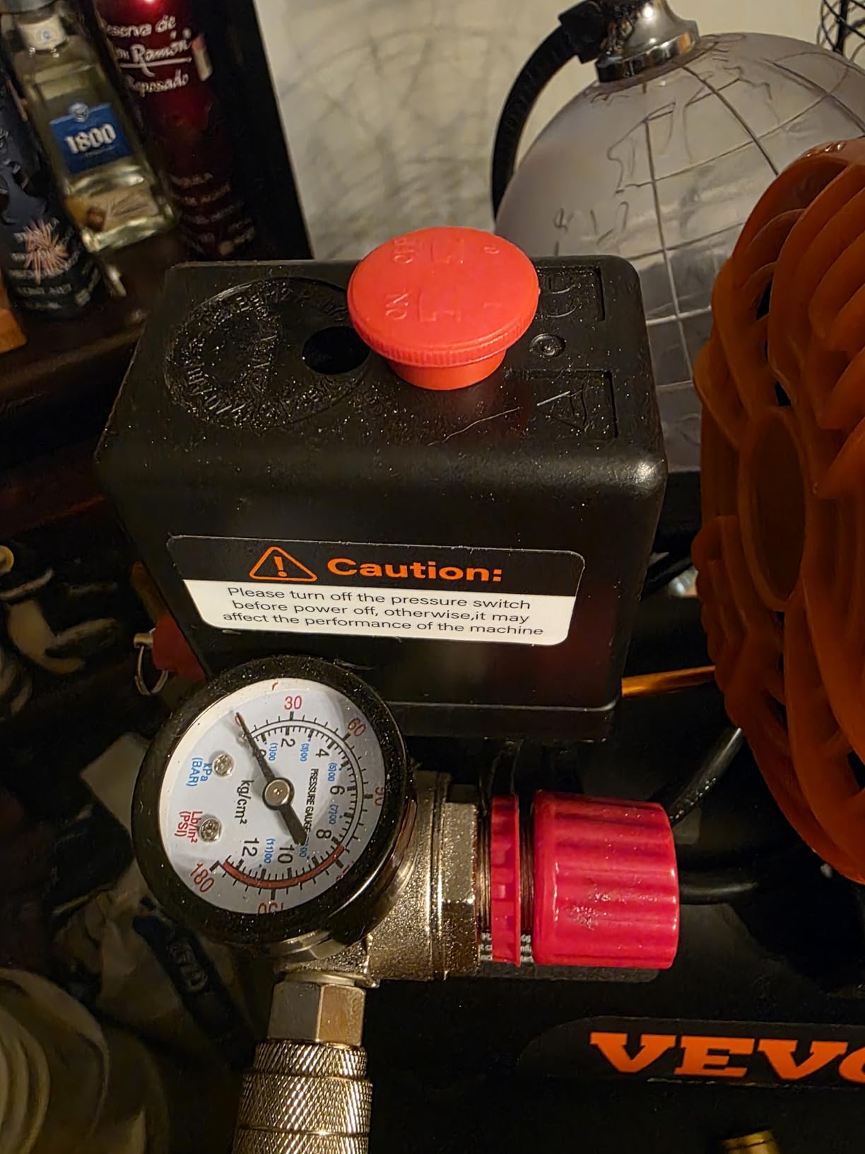 VEVOR 2.1 Gallon Air Compressor, 1.2HP 2.2 CFM@90PSI Air Compressors with Max. 116PSI Pressure, Oil Free Compressor Tank for Auto Repair, Tire Inflation, Spray Painting, Woodwork Nailing customer photo 2