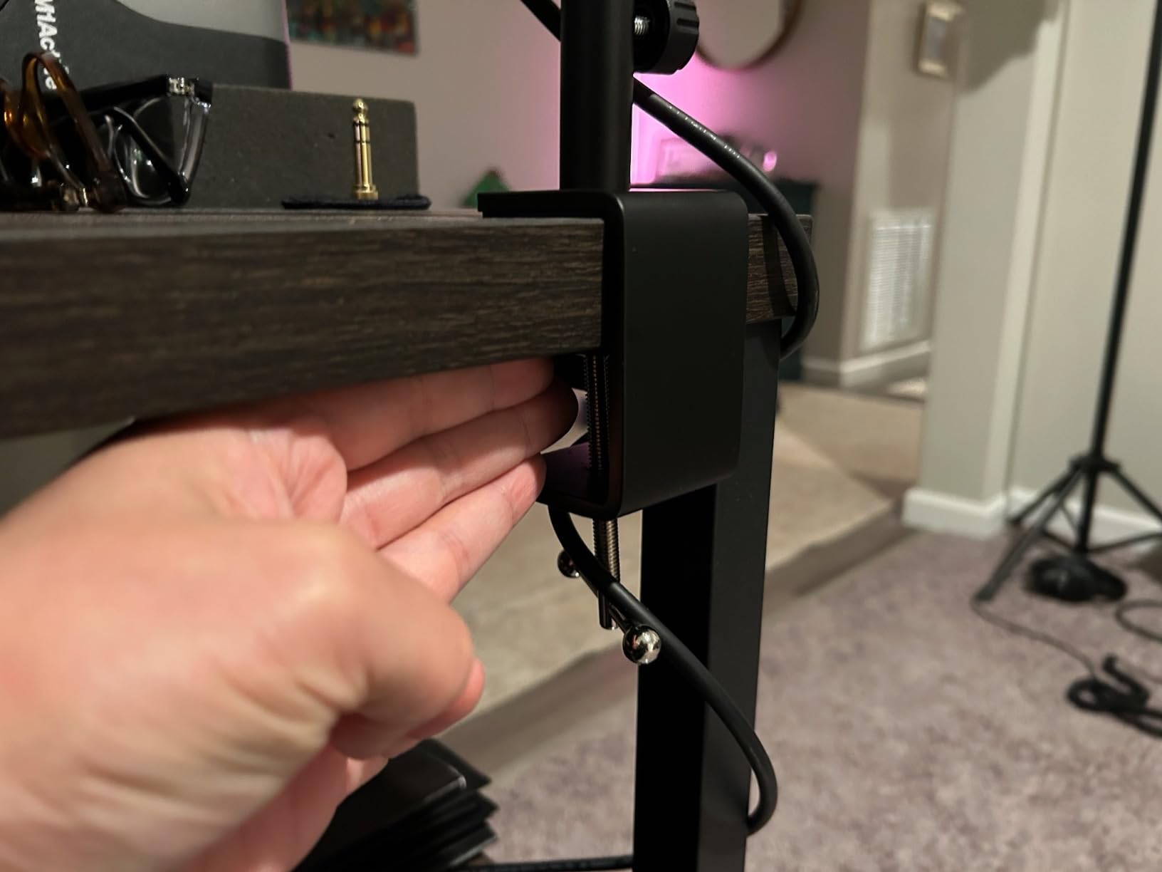 Tonor Mic Arm Desk Mount, Low Profile Boom Arm for Microphone, Adjustable Mic Stand with Desk Mount Clamp, 3/8’’ and 5/8’’ Screwadapter for Most Micr, 38 cm +35 cm(15''+14''), Black, T20LP customer photo 1