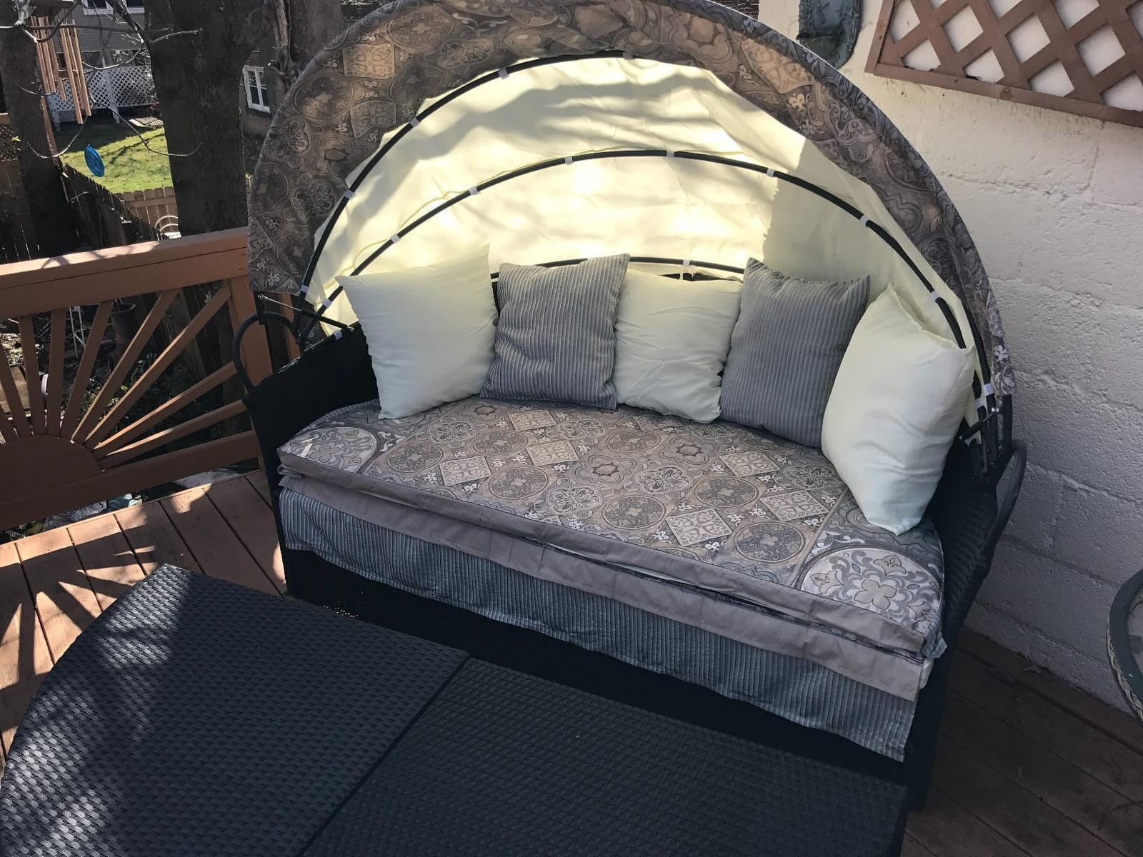 Tangkula Outdoor Patio Round Daybed with Retractable Canopy, Black Rattan Wicker Furniture Sectional Seating with Cushions and Throw Pillows, Seating Separates Cushioned Seats for Backyard (Black) customer photo 2