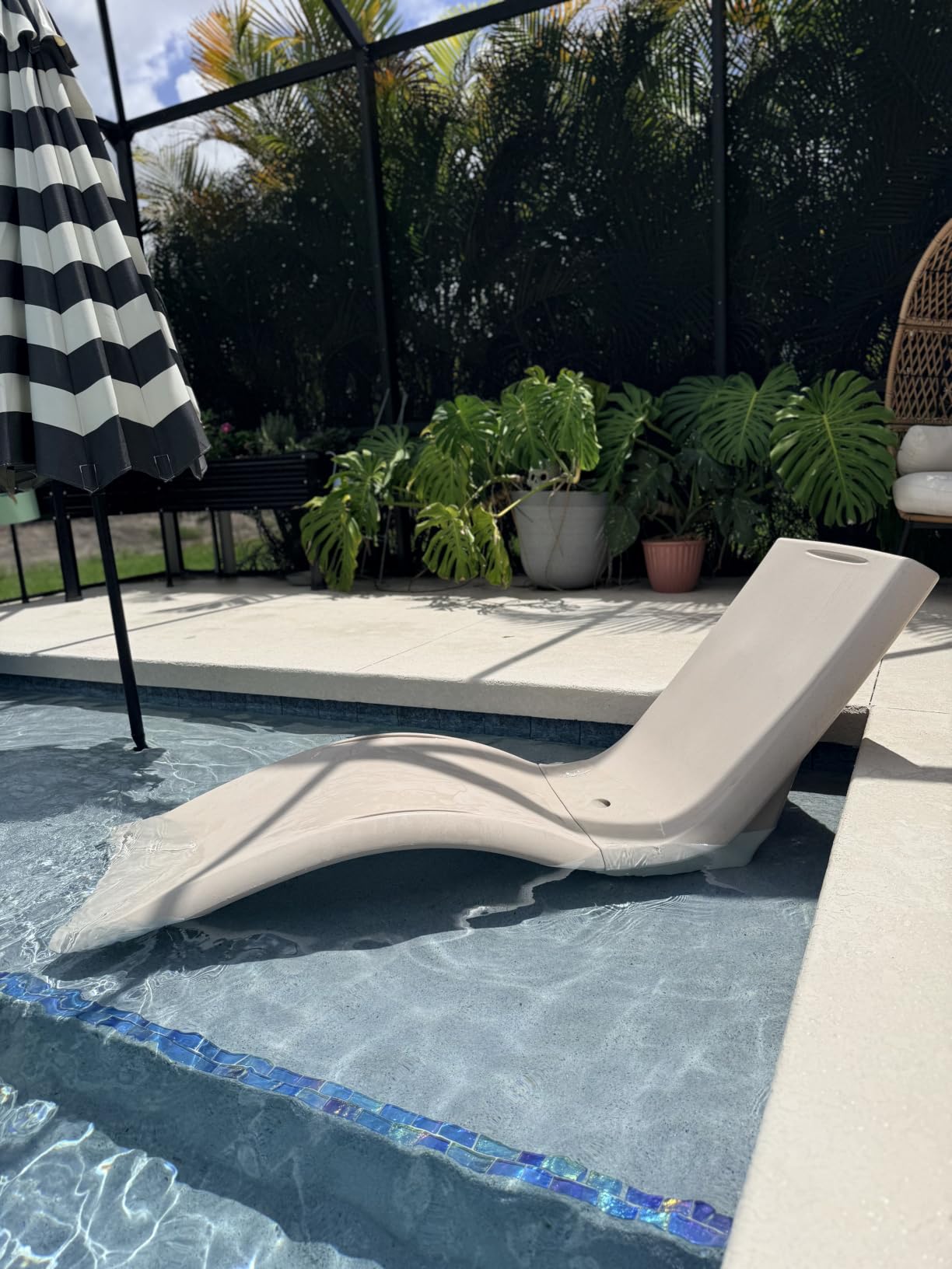 Step2 Vero Pool Lounger, Fade-Resistant, Waterproof Patio Furniture, Pool Lounge Chair for Sun Shelf, Use in Pools with Shelves Up to 12-Inches Deep or Outside Pool Deck, Weighted, White customer photo 2