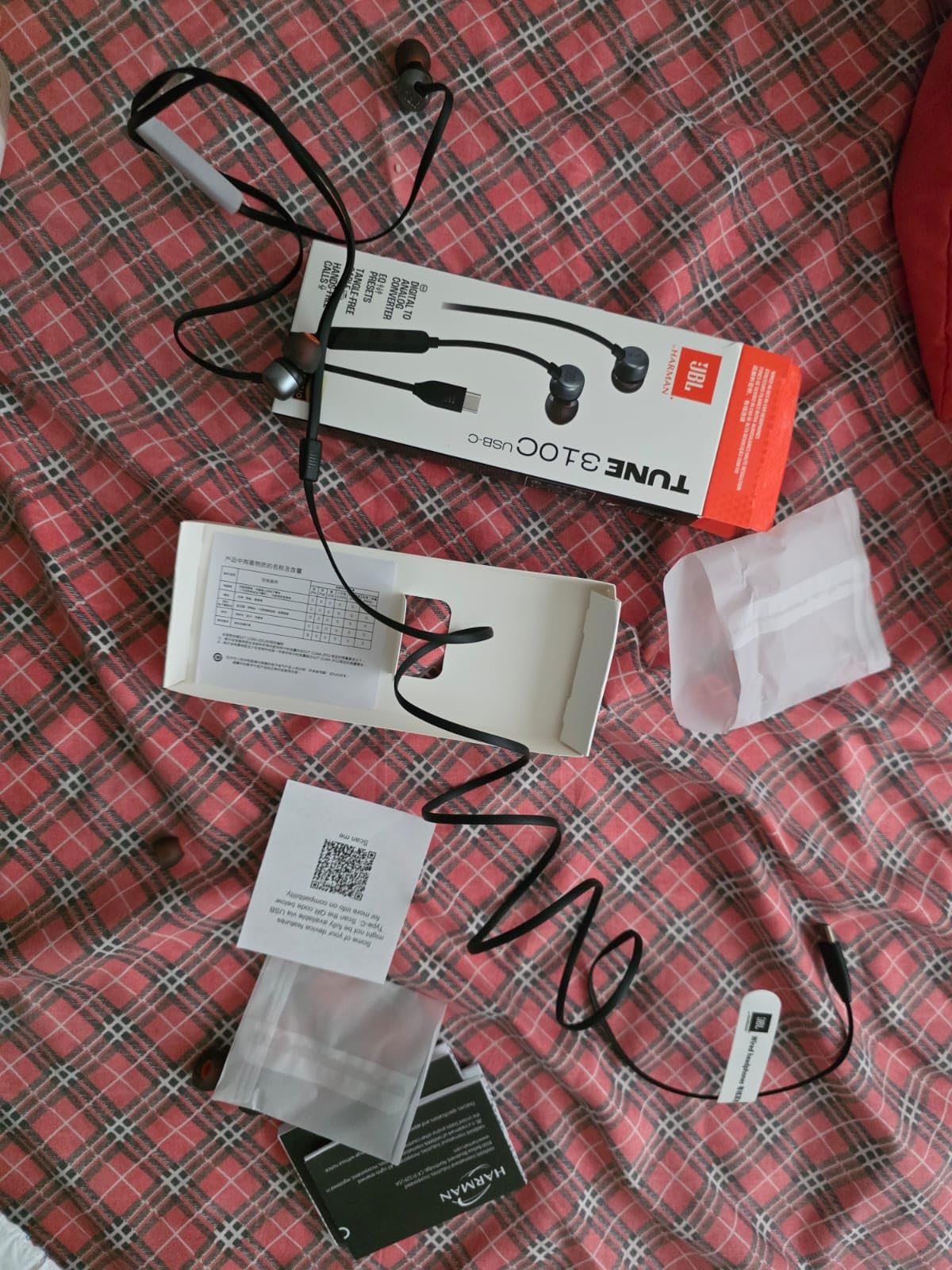 JBL Tune 310C - Wired Hi-Res in-Ear Headphones, Tangle-Free Flat Cable, 3-Button Remote with Microphone (Black) customer photo 2