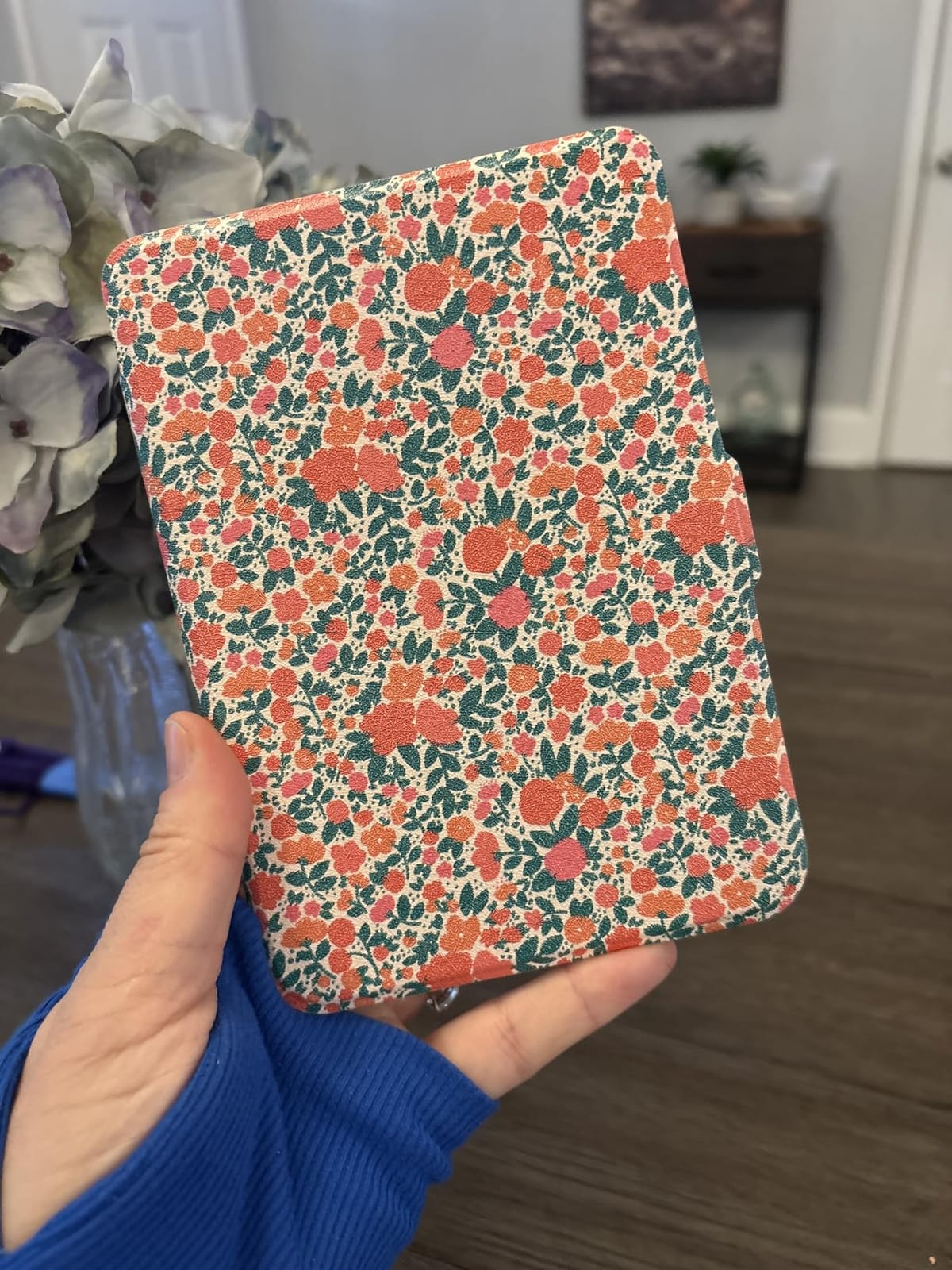 Kobo Clara Colour | eReader | 6” Glare-Free Colour E Ink Display | Dark Mode Option | Waterproof | Audiobooks | 16GB of Storage | Black customer photo 2
