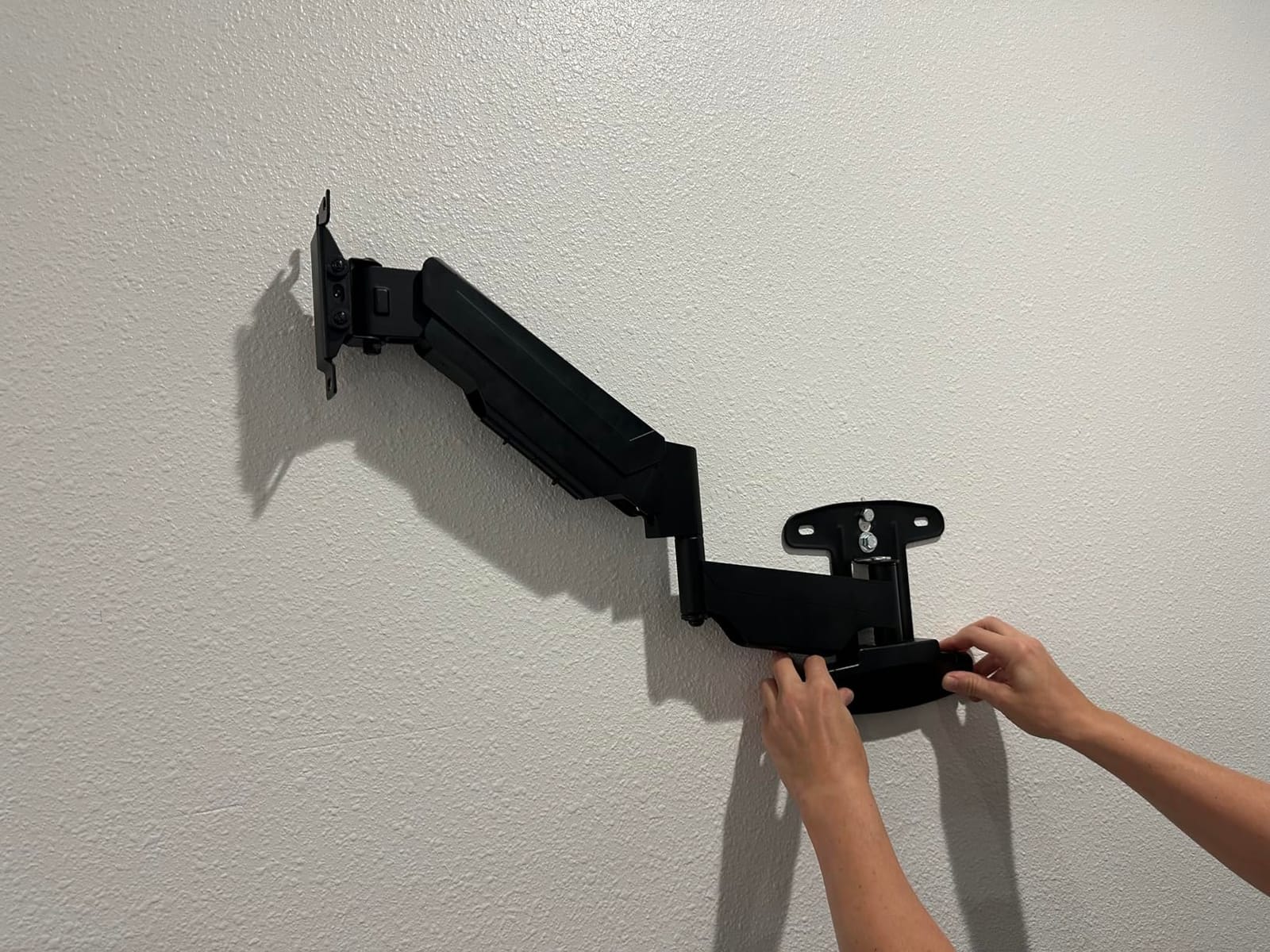 Mount-It! Pull Down TV Mount, Drop Down Wall Mount with Gas Spring Arm, Height-Adjustable TV Mount for 37-80 Inch TVs, Full Motion Swivel Tilt Bracket for Fireplace, Fits VESA 600x400, Up to 88 lbs customer photo 1