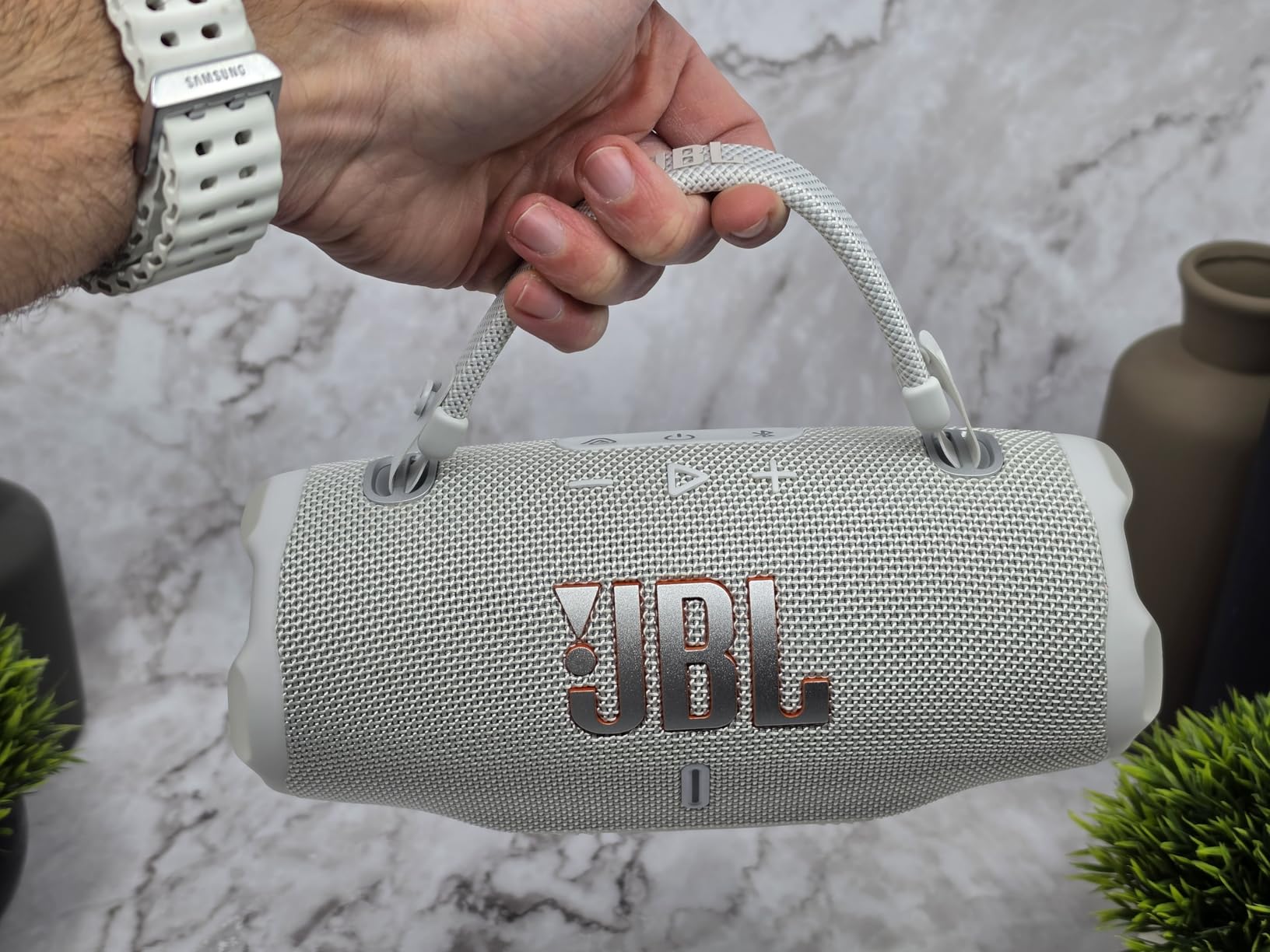 JBL Charge 6 - Portable Waterproof & Drop-Proof Bluetooth Speaker, Bold JBL Pro Sound & AI Sound Boost, 28Hrs Playtime, Built-in powerbank & Comes with a Sturdy/Removable Carrying Strap (Black/Teal) customer photo 2