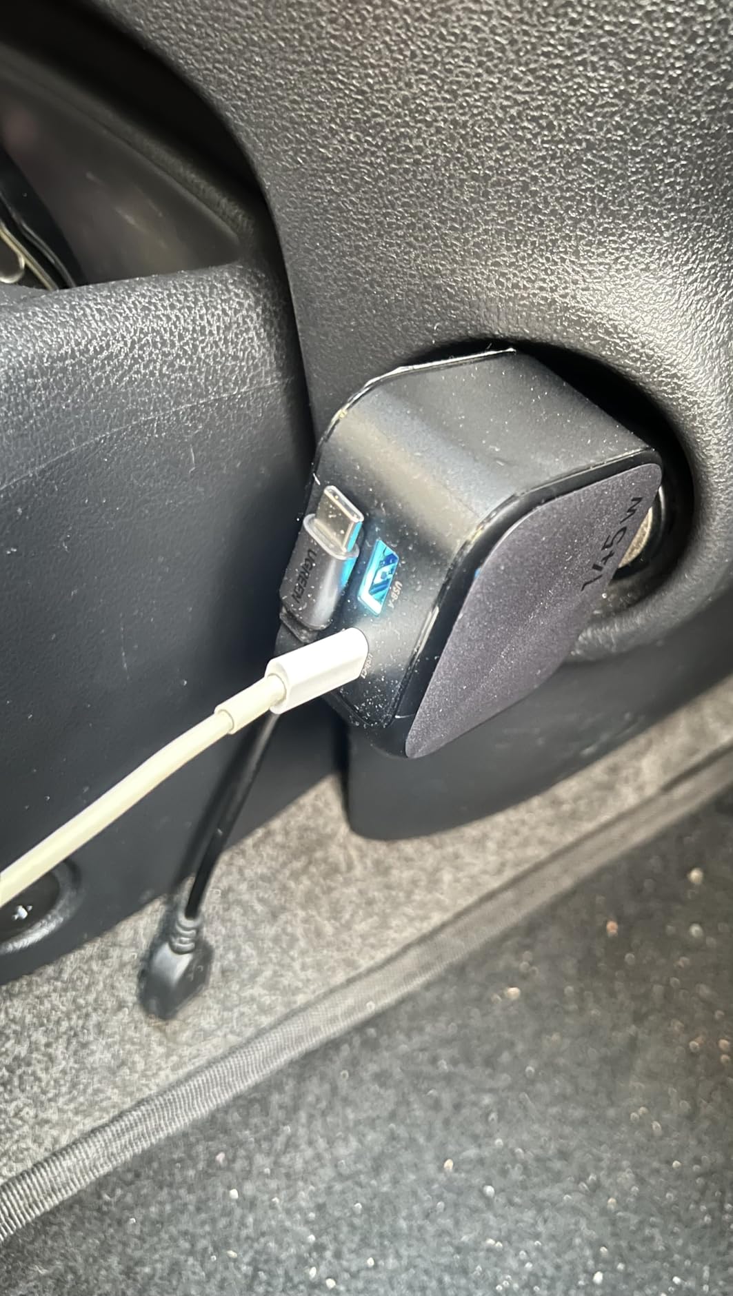UGREEN 145W 4-Port Retractable Car Charger with 60W Retractable Cable customer photo 1