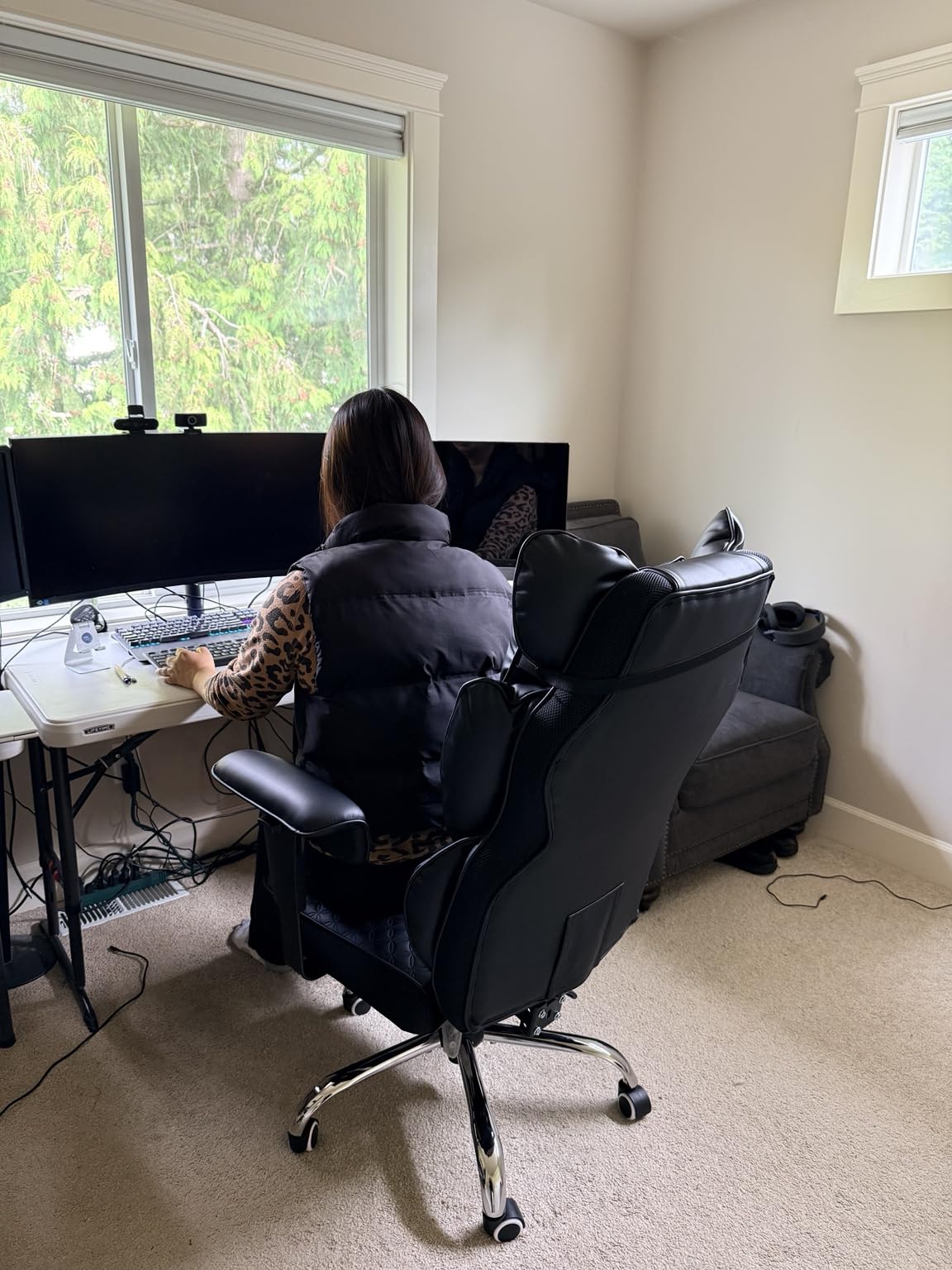 COMHOMA Big and Tall Office Chair Heavy Duty Wide Ergonomic Gaming Chair with Deluxe Embossing Designed Leather with Foot Rest,150°Reclining Adjustable Armrests Pocket Spring Back Support and Pillow customer photo 1