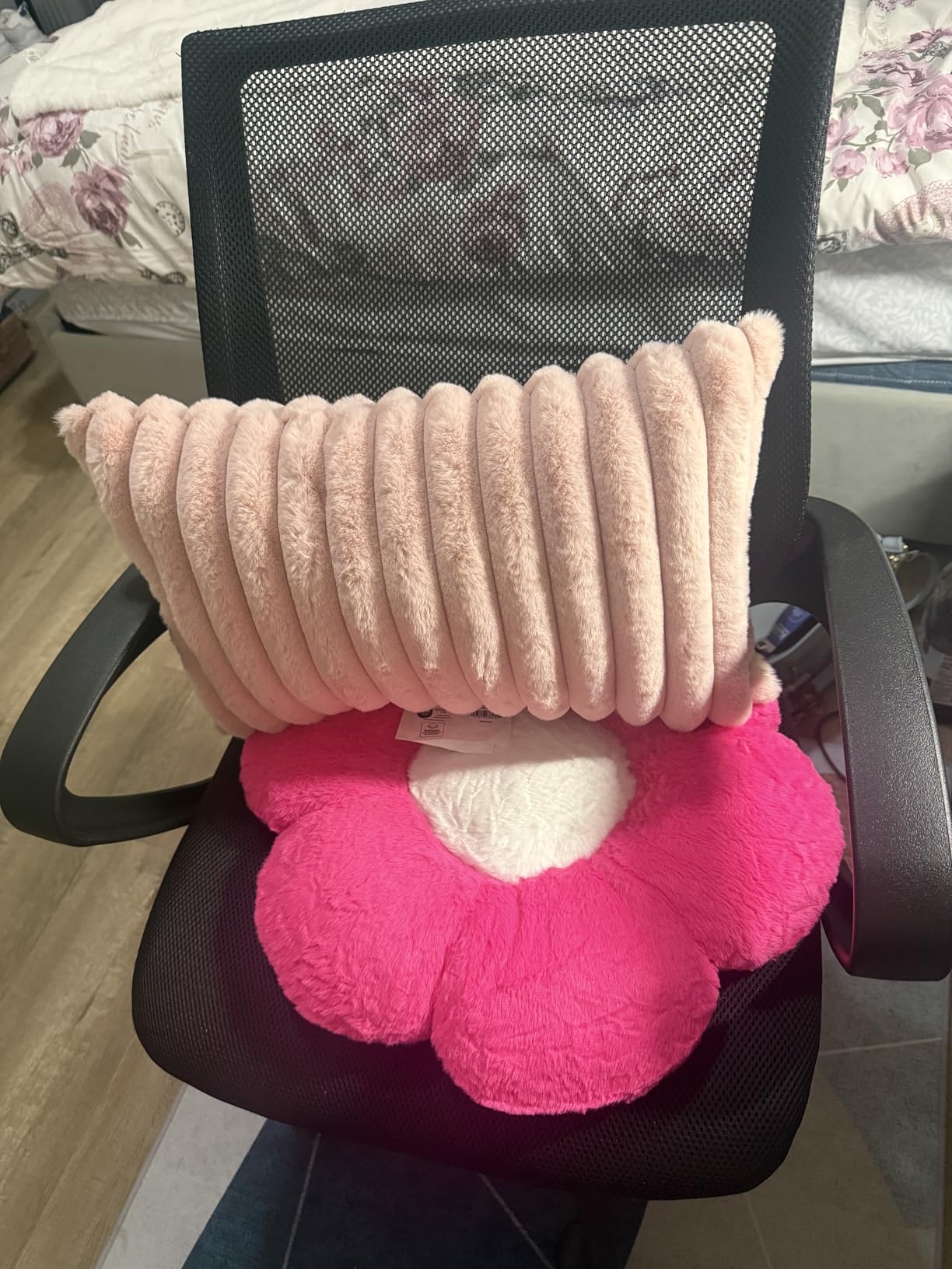 BestOffice | Ergonomic Office Chair | Mid-Back Swivel Desk Chair | Breathable Backrest & Lumbar Support | Adjustable Height | Sponge Seat | Rolling Wheels | Peach Pink | for Adults & Women customer photo 1