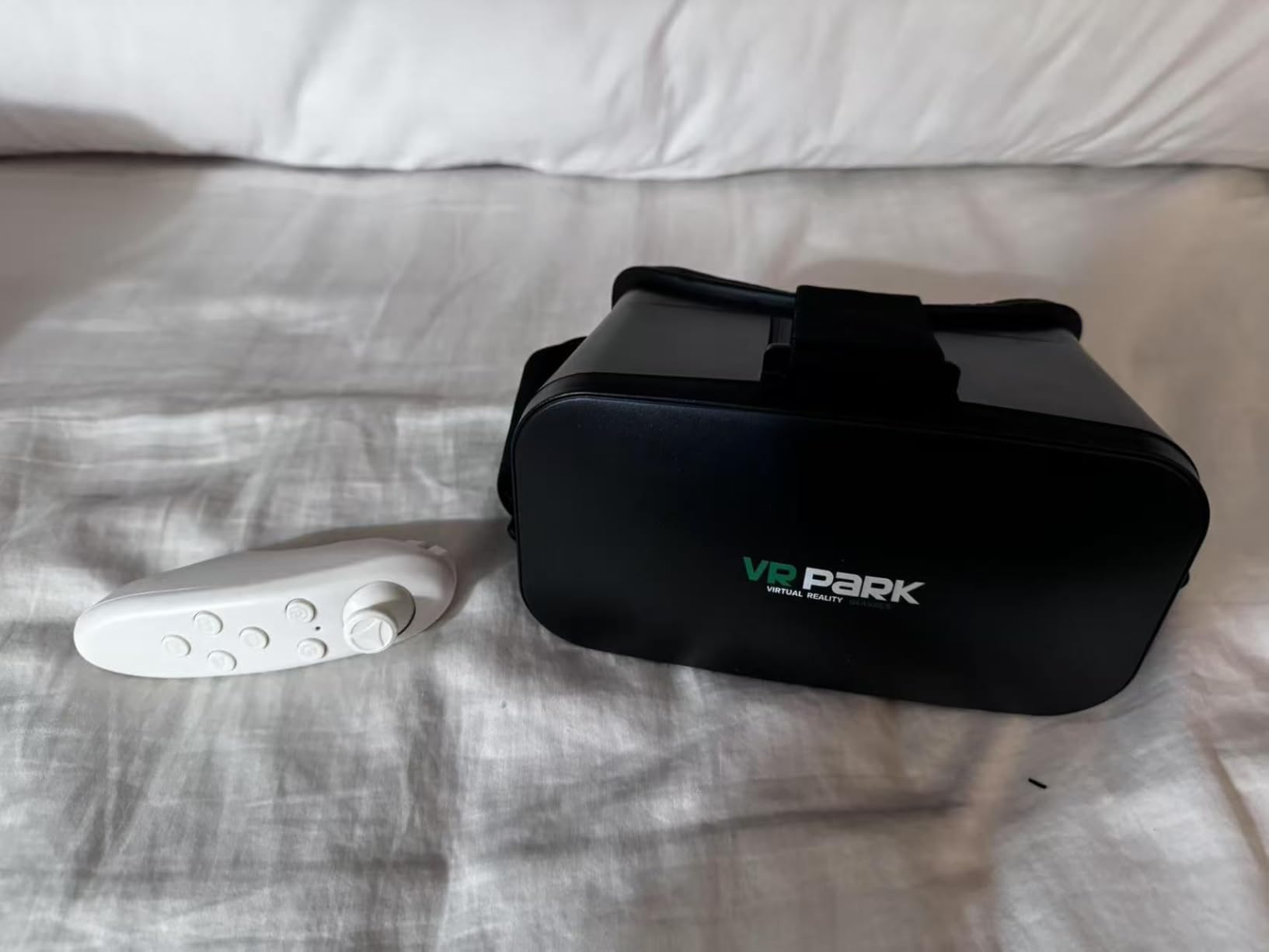 3D VR Headset, Virtual Reality 3D VR Glasses, Anti-Blue Light Adjustable 3D Headset Helmets for iPhone or Android Compatible with 4.5” to 6.7” inch with Controller(Black) customer photo 1
