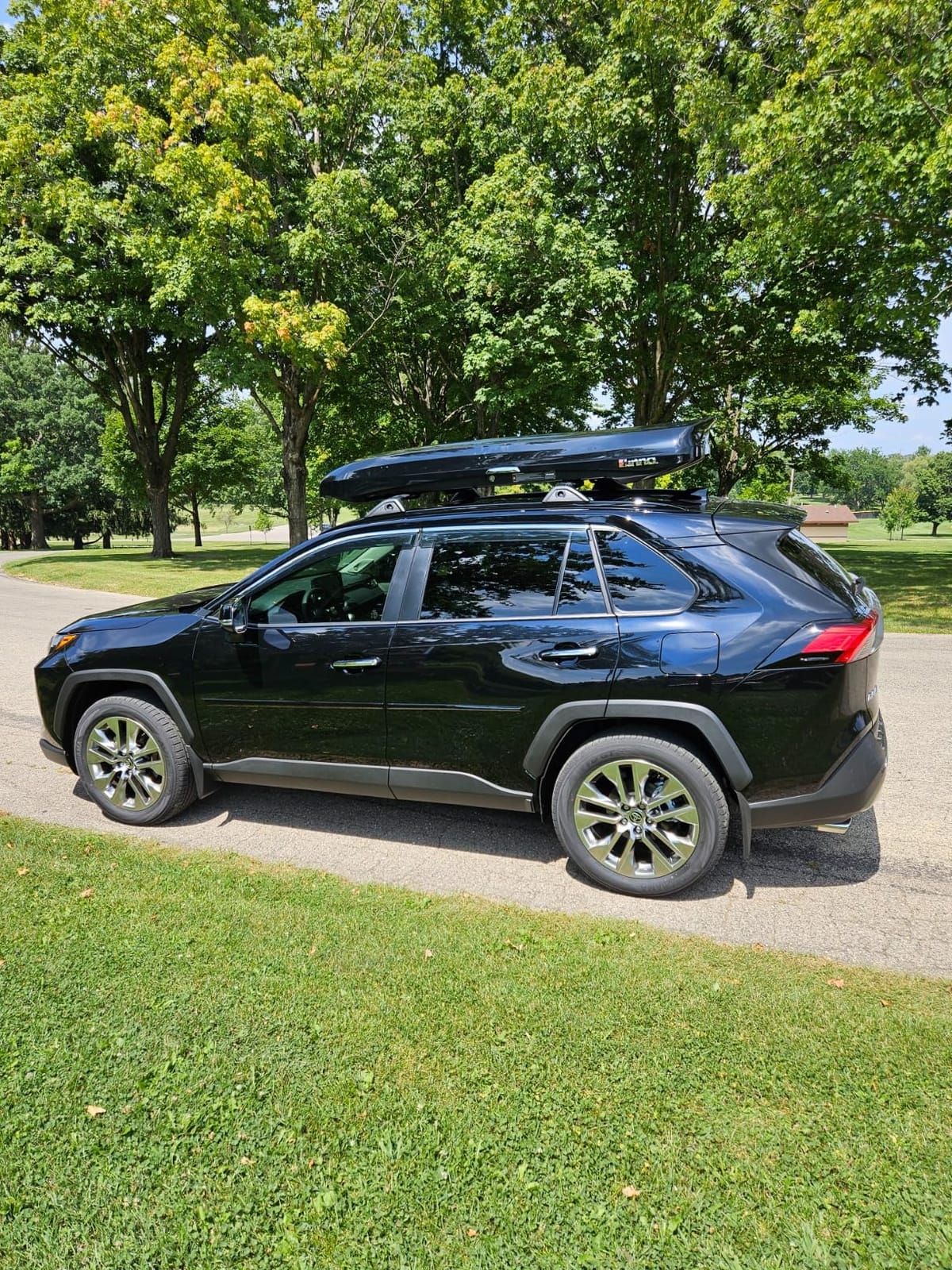 INNO Wedge 660 Black 11 cu ft, Roof Rack, Roof Box, Cargo Box, Hard Shell, Low Profile, Dual‑Side Opening with Locks, Made in Japan, Compatible with Aero & Square Bars, Tool Free Install customer photo 1