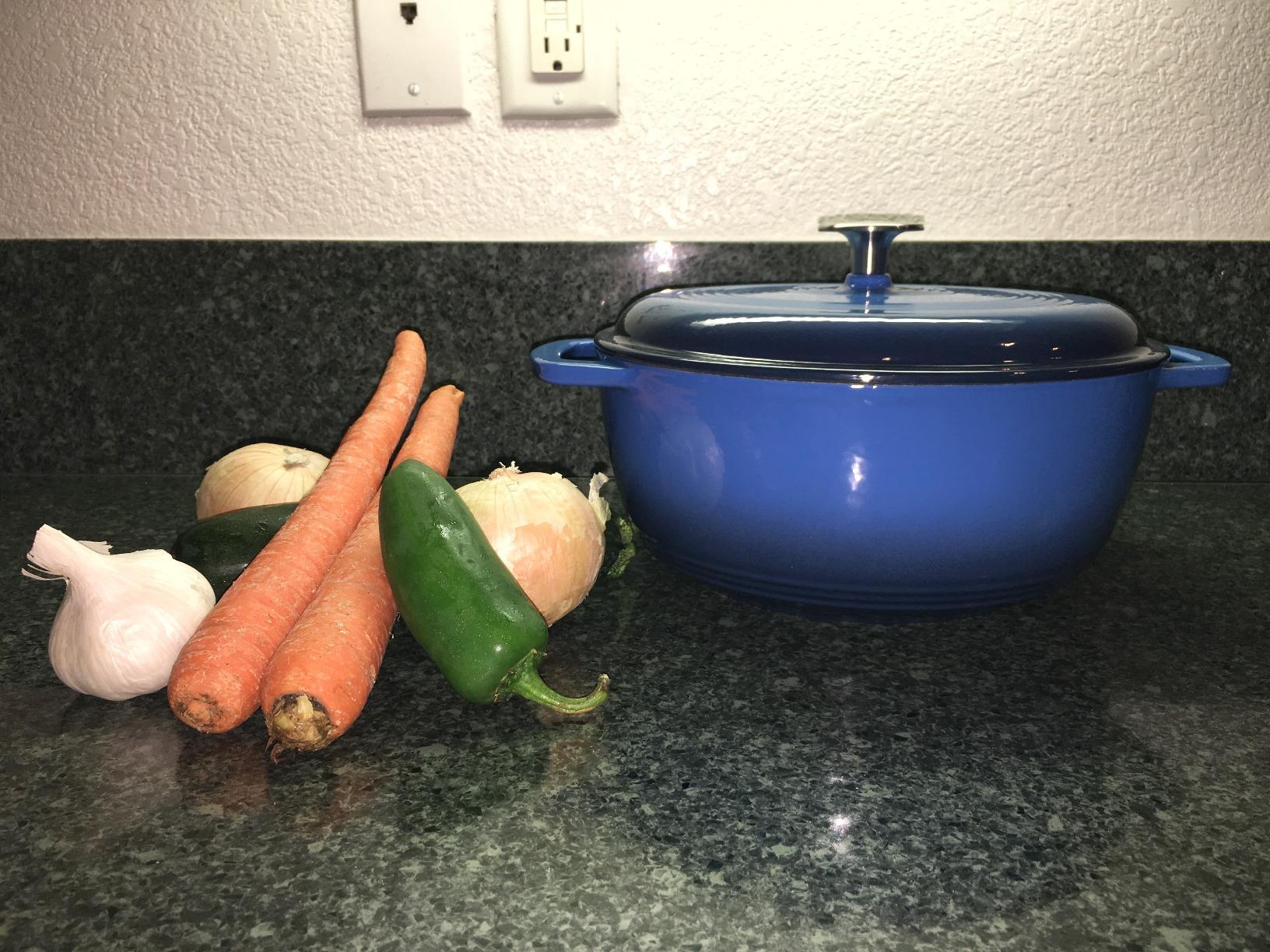 Amazon Basics Enameled Cast Iron Dutch Oven Pot With Lid, 6-Quart, Round, Dual Handles, Heavy-Duty, Oven Safe for Stews, Roasting & Baking, Blue customer photo 2