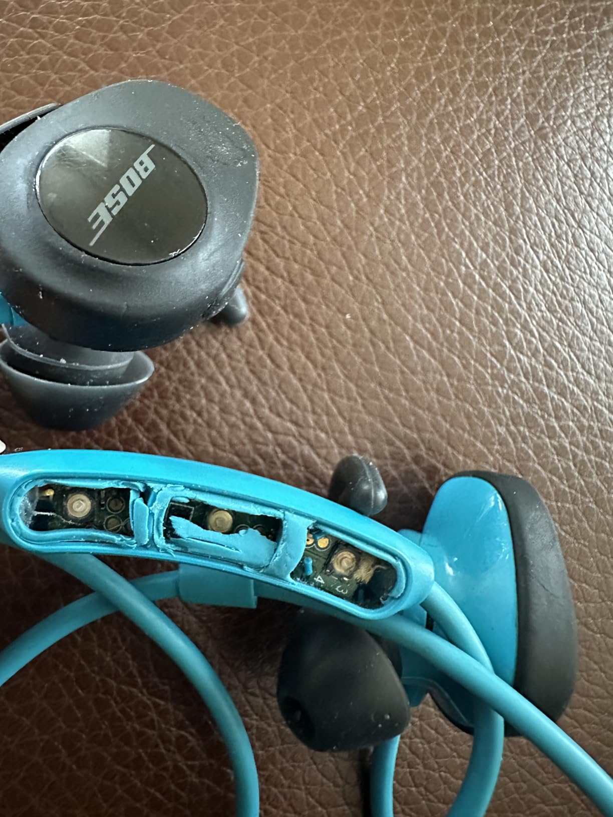 Bose SoundSport, Wireless Earbuds, (Sweatproof Bluetooth Headphones for Running and Sports), Black (Renewed) customer photo 1