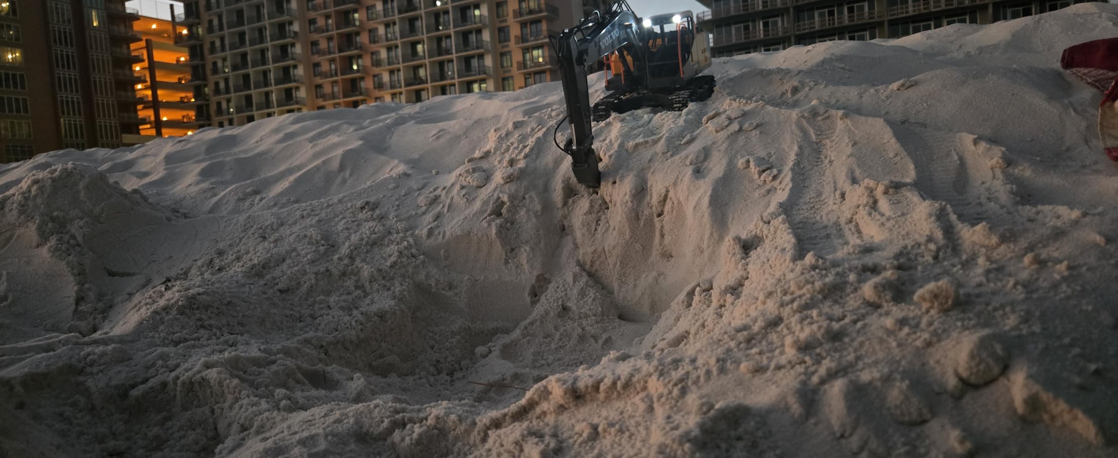 Double E Volvo 1:16 Scale Remote Control Excavator, 17 Channel 3-in-1 Construction Toy with Metal Shovel, Drill, Grab & Lights, 2.4GHz Full Function Digger for Outdoor Sandbox, Gift for Kids & Adults customer photo 1