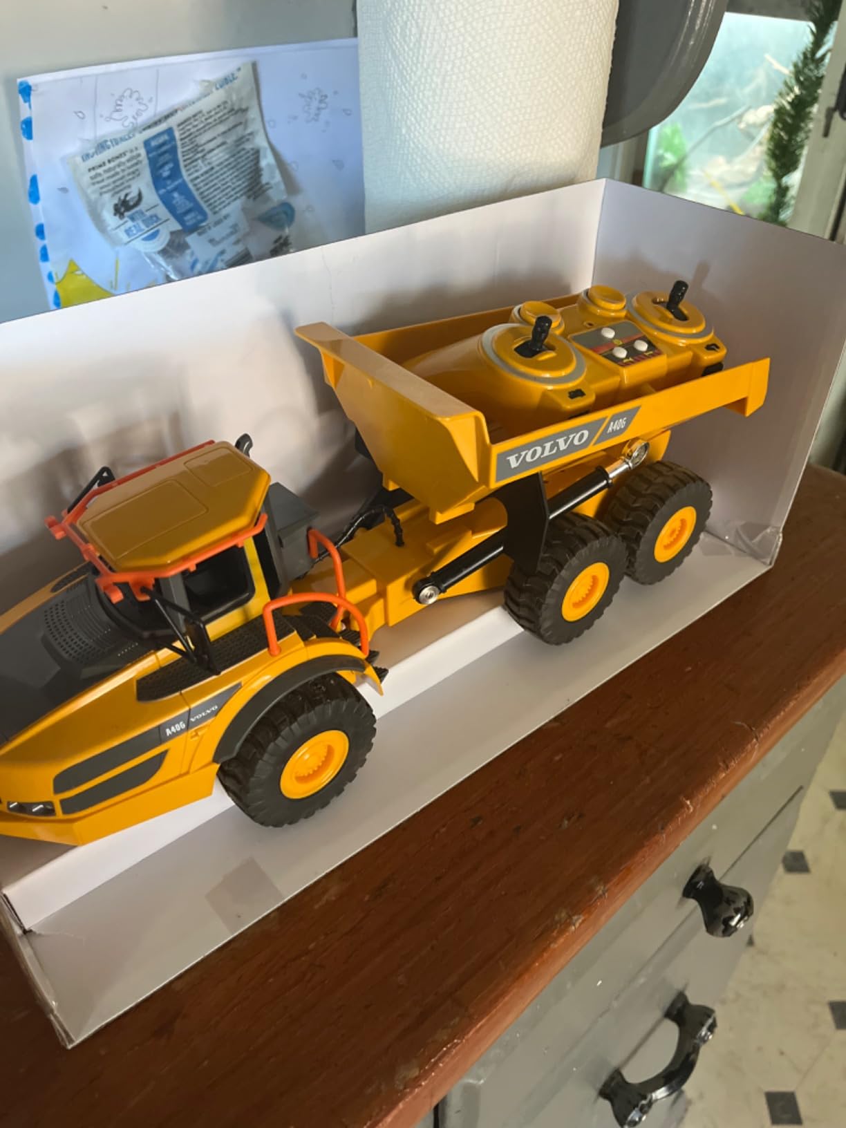 Double E Volvo 1:16 Scale Remote Control Excavator, 17 Channel 3-in-1 Construction Toy with Metal Shovel, Drill, Grab & Lights, 2.4GHz Full Function Digger for Outdoor Sandbox, Gift for Kids & Adults customer photo 2