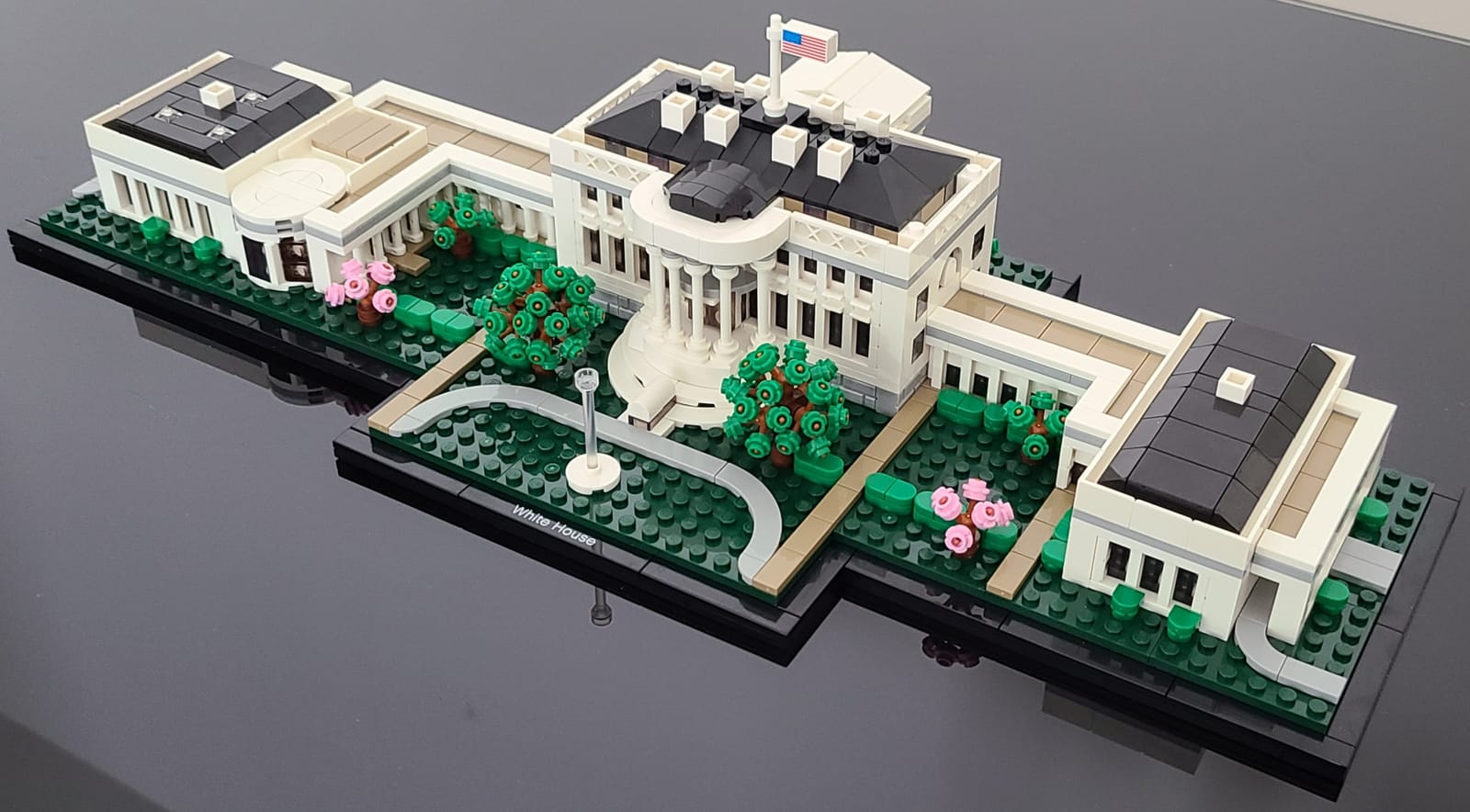 LEGO Architecture Collection: The White House 21054 - Model Building Kit, Creative Set for Adults and Teens, Energizing DIY Project, Iconic Presidential Office, Great Collectible Gift for Father's Day customer photo 1