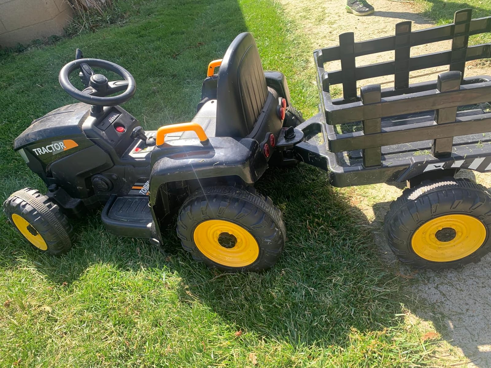 TOBBI 12V Kids Electric Tractor with Trailer, Toddlers Ride On Car to Drive customer photo 2