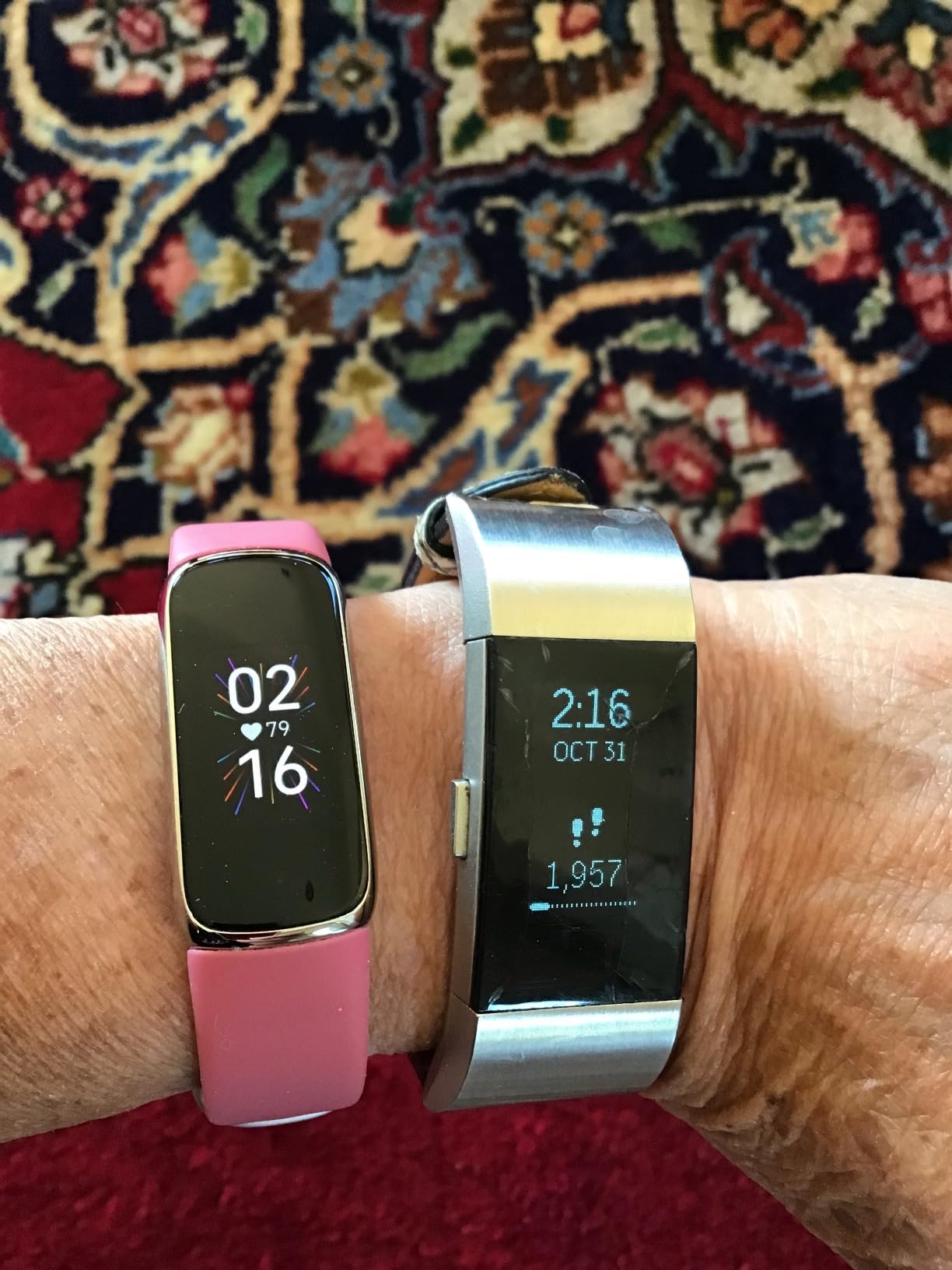 Fitbit Luxe-Fitness and Wellness-Tracker with Stress Management, Sleep-Tracking and 24/7 Heart Rate, Black/Graphite, One Size (S & L Bands Included) customer photo 1