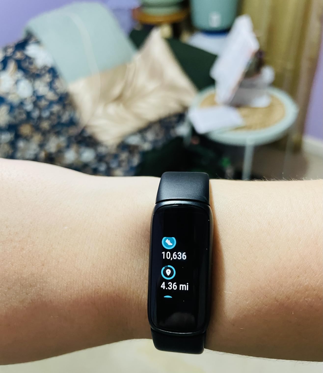 Fitbit Luxe-Fitness and Wellness-Tracker with Stress Management, Sleep-Tracking and 24/7 Heart Rate, Black/Graphite, One Size (S & L Bands Included) customer photo 2