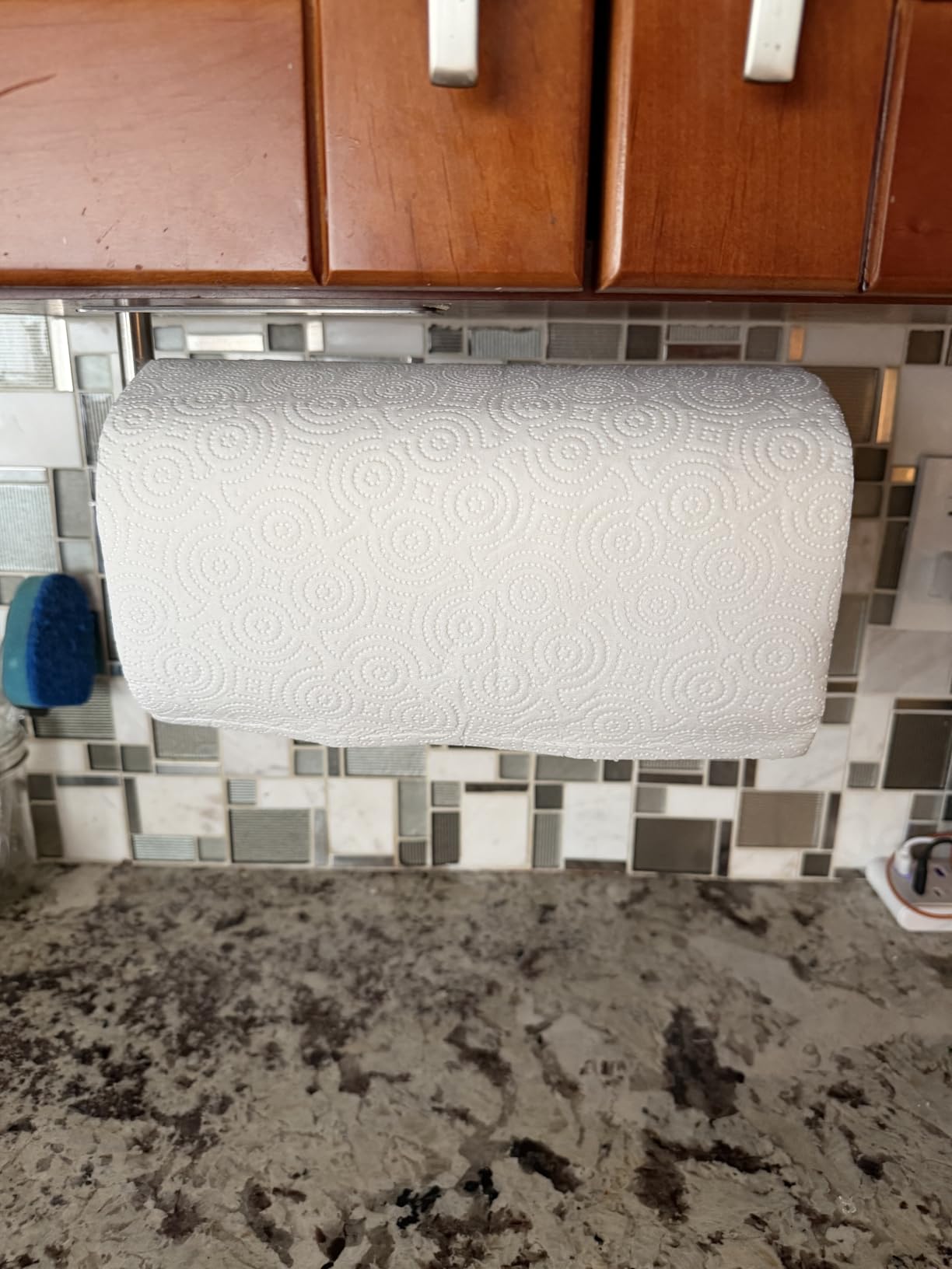 Amazon Basics 2-Ply Flex-Sheets Paper Towels, 12 Basics Rolls = 40 Regular Rolls, Everyday Value with 150 Sheets per Roll, Packaging May Vary customer photo 1