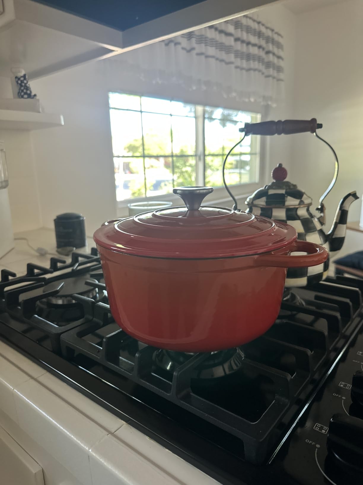 Nuovva Enamelled Cast Iron Dutch Oven Pot with Lid-6.4 Quart Non Stick Casserole Pot-Heavy Duty & Oven Safe up to 500° F for Bread Baking, Braising, Stews, Roasting - 28cm Dark Blue customer photo 1